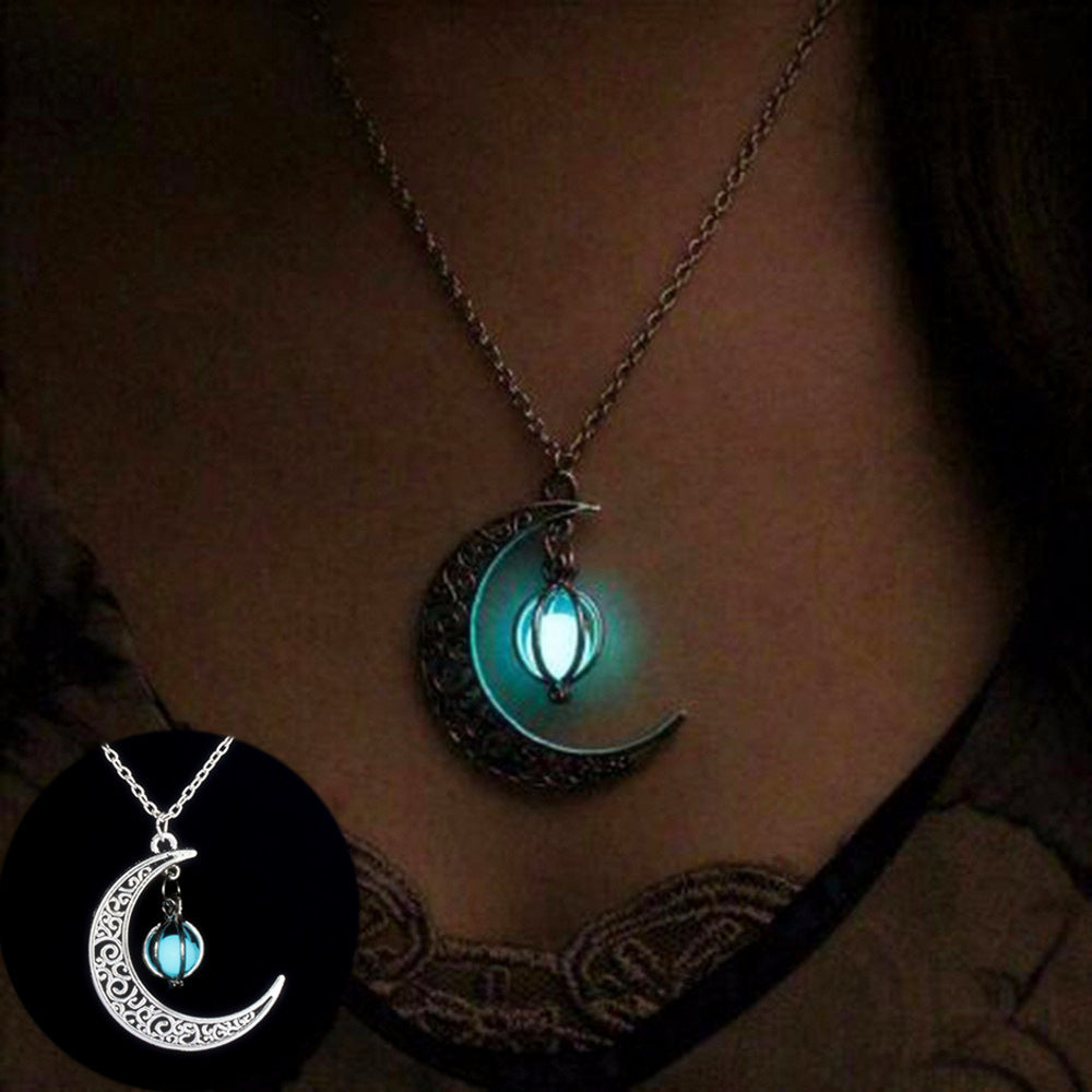 [Best selling in Europe and America] Hollow Moon Heart Shaped Luminous Pumpkin Necklace Pendant Christmas Halloween Clavicle Chain Jewelry