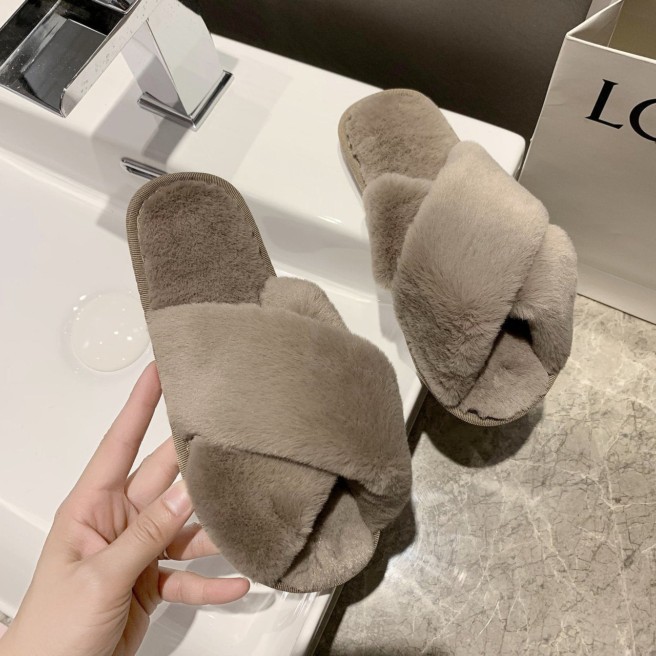 2020 autumn and winter plush slippers women's warm flat bottom home cross foreign trade large size 43 one-word drags women