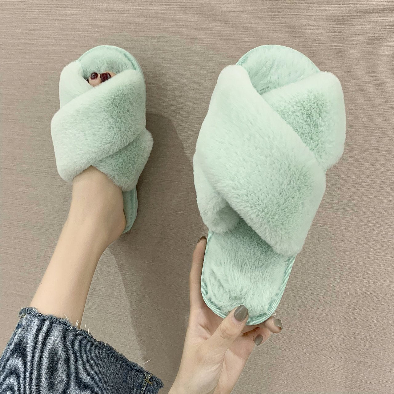 2020 autumn and winter plush slippers women's warm flat bottom home cross foreign trade large size 43 one-word drags women