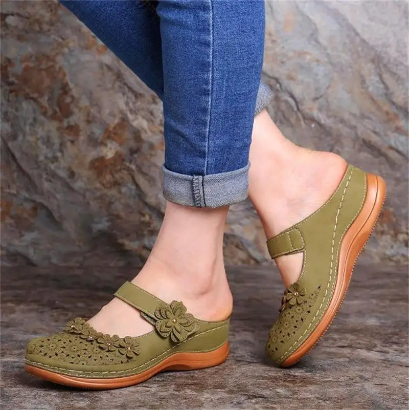 2021 Cross-border foreign trade women's sandals and slippers European and American large size retro flat bottom round head flower wedge sandals for women in stock