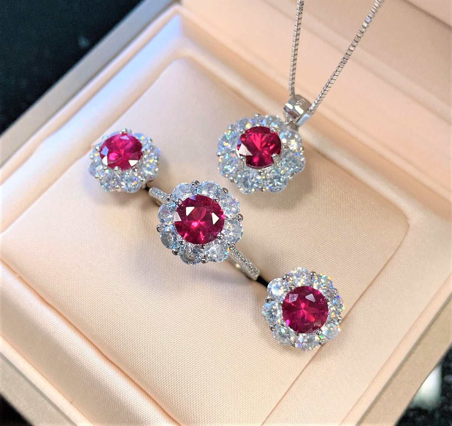 Zhuang Shengsheng jewelry S925 silver retro imitation ruby Dan-shaped ring earrings pendant three-piece set main stone 7mm