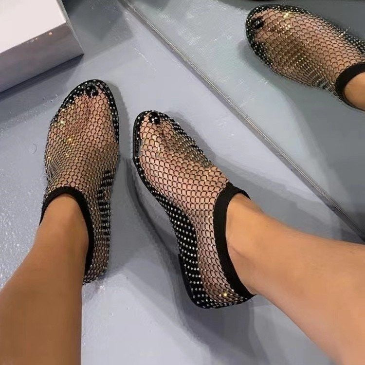 2023 new summer round toe sandals, hollow Internet celebrity diamond-encrusted Crocs, summer sexy cross-border large size flat shoes