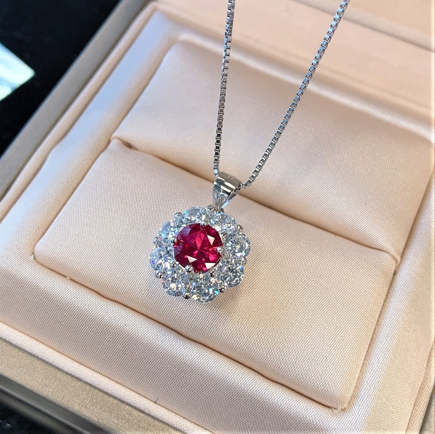 Zhuang Shengsheng jewelry S925 silver retro imitation ruby Dan-shaped ring earrings pendant three-piece set main stone 7mm